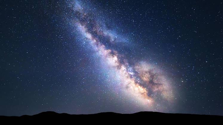 На протяжении многих лет ученые наблюдают необычные явления возле самой мощной черной дыры в Млечном Пути. Эти наблюдения вызывают затруднение при объяснении. Недавно ученым удалось предложить новую версию объяснения природы странных объектов, обнаруженных у центра галактики.